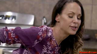 Brunette poeth menyw Mckenzie Lee yn cael rhywfaint o DNA o ifanc yn stablau ac yn gwneud iddo cum