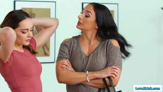 Busty stepmom ug anak-anak nga babaye nga adunay usa ka tinago nga kalihokan, ug ang gamayng bata nga mosulod ngadto sa milfs lawak nga higdaanan, ug sila nga halok.Ang latin nga mga yantas kaniya ug siya nagatilap sa iyang cunt