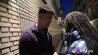 Brunette ekshibisjonist blir boret av en kåt fyr