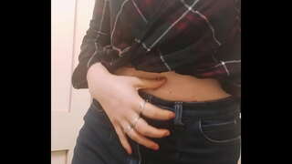 Store Bryster Sensuell Jente Spill Fitte i Toalettet under Reiser