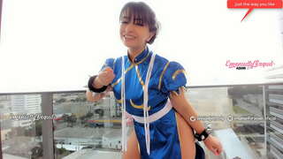 Sexy cosplay xogador rapaza vestida como Chun li do loitador de rúa dando o mellor JOI jerl fóra de instrucións en público, este vídeo vai transformalo en tan fuckig moito!!!!