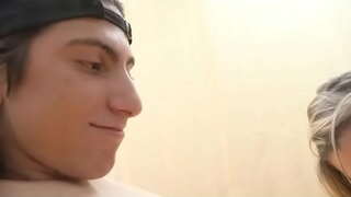 نوجوان دوست ہو جاتا ہے ایک بہترین گہری حلق سے سنہرے بالوں والی MILF