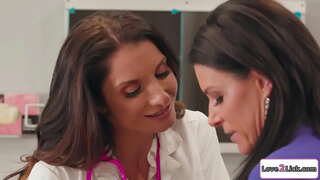 Busty nyrs seduces milf athro ac yn licks ei pussy eillio.Mae&#039;r brunette sucks ei titw mawr ac yna licks ac masturbates ei pussy.Yna maent yn 69