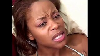 Yavru kedi bir cüce tarafından yakalandı