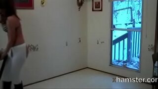 Exhibitionist čiščenje goli za metla, ki skirted!