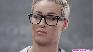 Tin-edyer nga bata sa pagkaon sa iyang mga instruktor cunt human sa klase