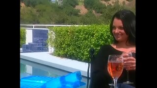 Zinokuphathwa tattooed ubuhle kunye raven iinwele seduces dude mfo kwi patio ukufumana makhulu isaphulelo kulo ndlu yokuthenga